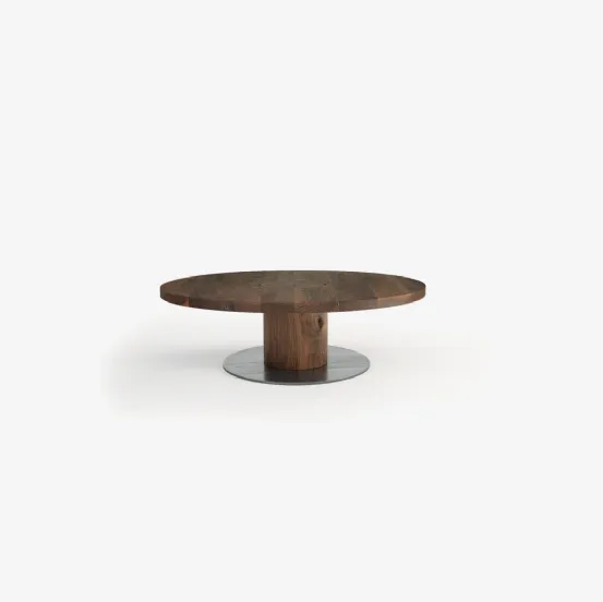 Tavolino Boss Executive Round Small realizzato interamente in legno massello con gamba a vista sul top ricavata da un blocco unico e piastra a pavimento in ferro di Riva1920