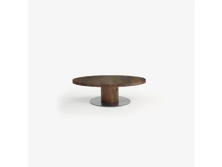 Tavolino Boss Executive Round Small realizzato interamente in legno massello con gamba a vista sul top ricavata da un blocco unico e piastra a pavimento in ferro di Riva1920