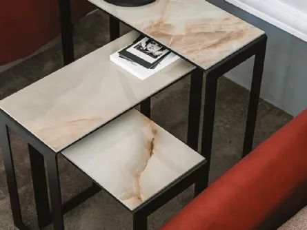 Tavolini con piano in ceramica effetto marmo Kitano di Cattelan Italia