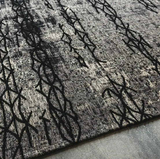 Tappeto Mumbai grigio e nero tessuto in cotone e ciniglia a rilievo di Cattelan Italia