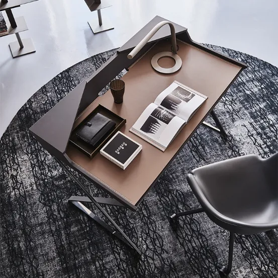 Scrittoio Qwerty in acciaio verniciato graphite con piano in MDF e PAD in cuoio di Cattelan Italia