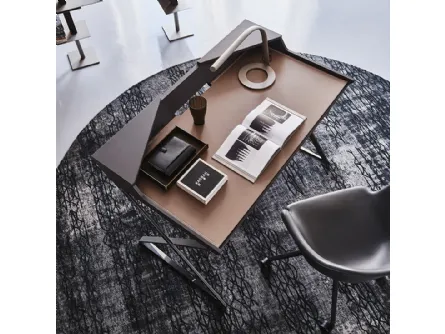 Scrittoio Qwerty in acciaio verniciato graphite con piano in MDF e PAD in cuoio di Cattelan Italia