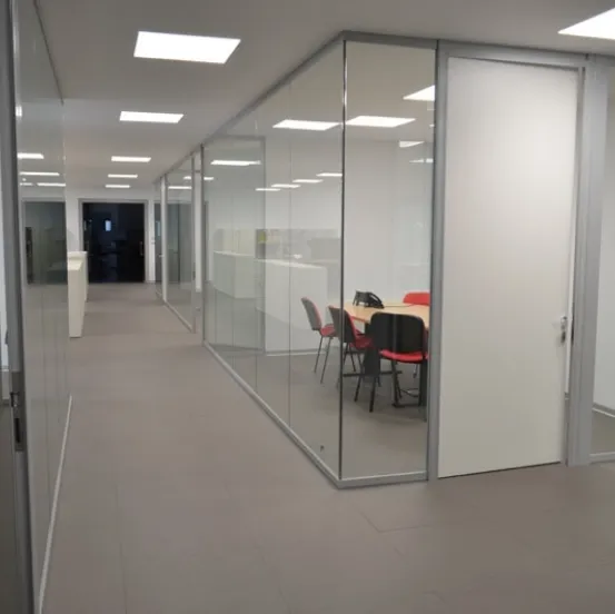 Parquet sopraelevato in laminato e wood composite Nadura Bauxite Top Level di Skema