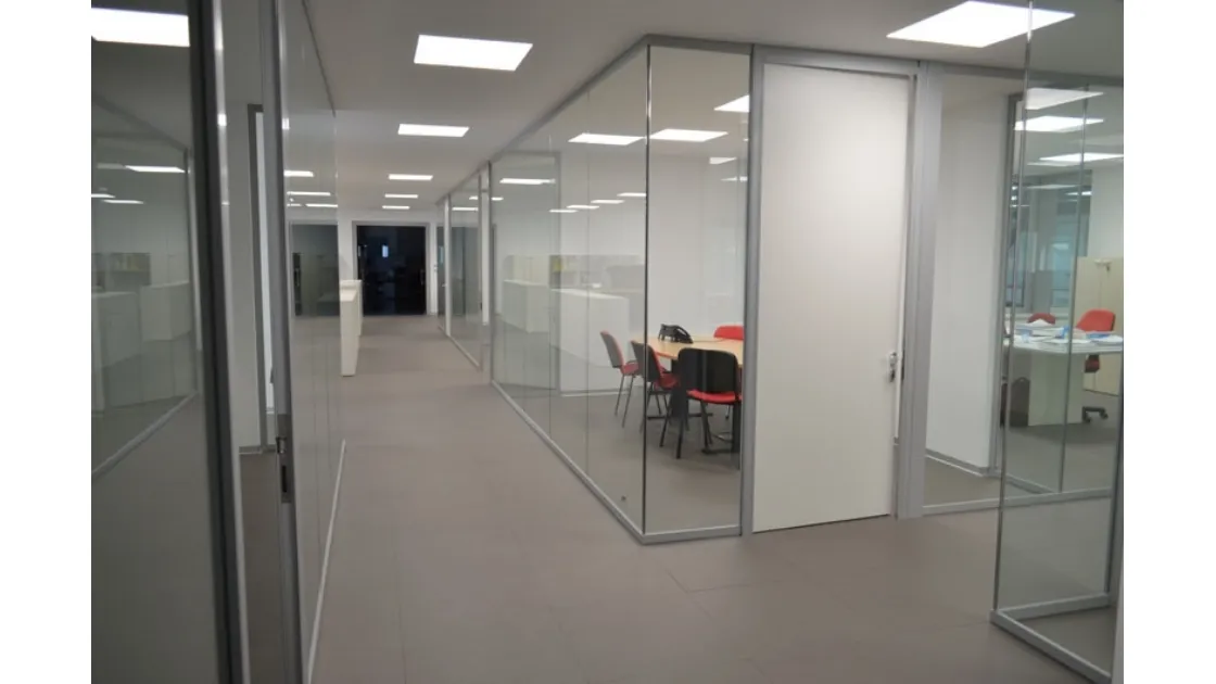 Parquet sopraelevato in laminato e wood composite Nadura Bauxite Top Level di Skema