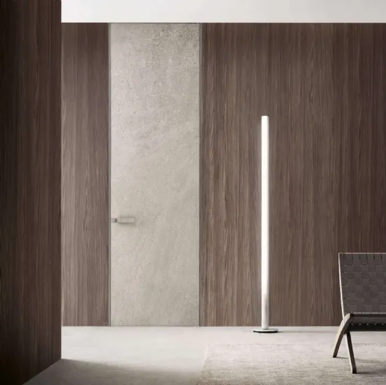 Porta a filo muro per interni Moon in finitura gres crema con struttura in alluminio finitura Platino di Rimadesio