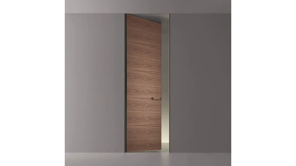 Porta a filo muro per interni Moon in Noce con struttura in metallo finitura Peltro di Rimadesio