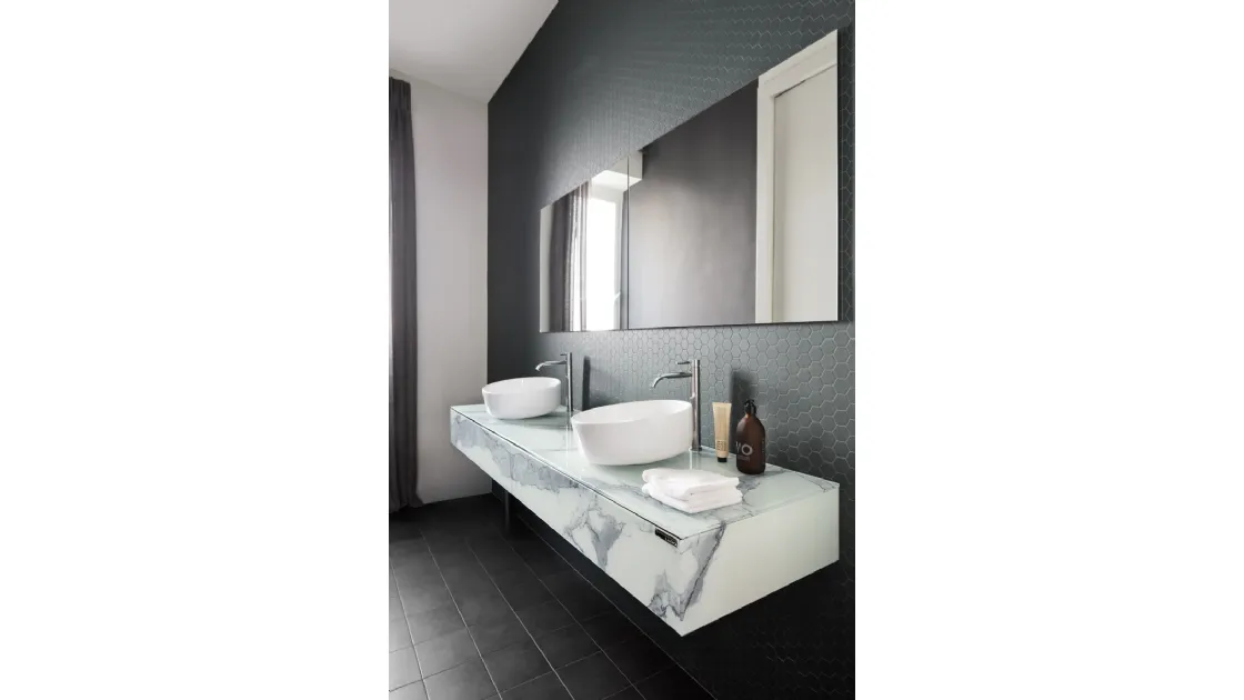 Mobile da Bagno sospeso 36e8 03 in vetro finitura effetto marmo con Doppio Lavabo Inbilico di Lago