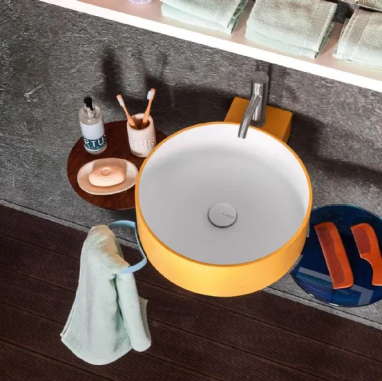 Lavabo sospeso rotondo Cellule in Cristalplant, laccato esternamente, attorno a cui sono posizionabili, vassoi in legno Wildwood o in vetro colorato e portasciugamani in metallo di Lago