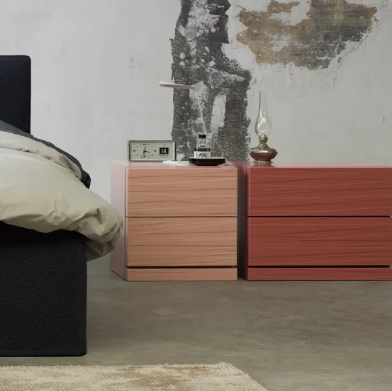 Comodino Segno  in laccato opaco Bianco con rilievo 3D di Capo d'Opera