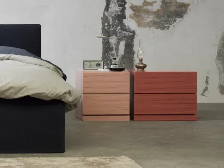 Comodino Segno  in laccato opaco Bianco con rilievo 3D di Capo d'Opera