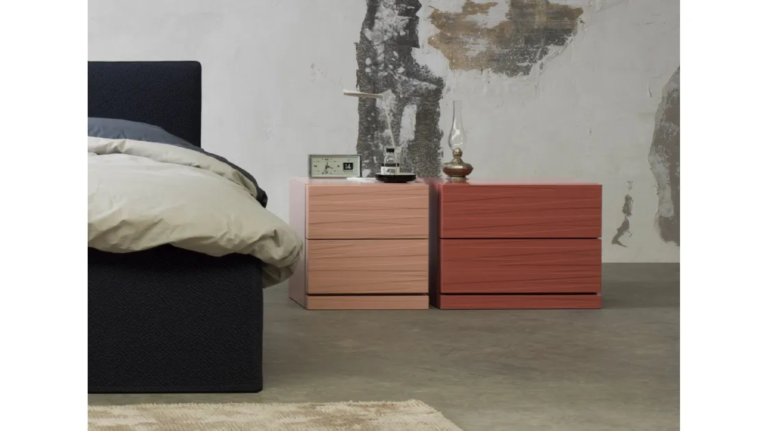 Comodino Segno  in laccato opaco Bianco con rilievo 3D di Capo d'Opera
