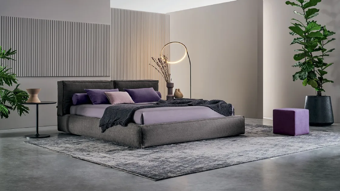 Letto in tessuto con testiera imbottito Academy Piuma di Twils