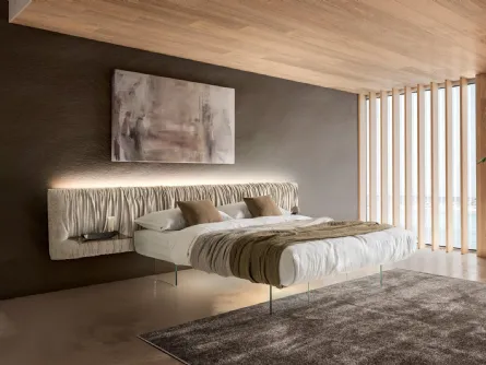 Letto con testiera in tessuto arricciato e con illuminazione a LED Air Replis di Lago