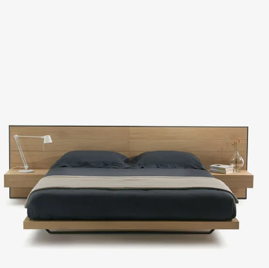 Letto con testiera in legno incorniciata da una struttura in ferro Rialto Bed di Riva1920