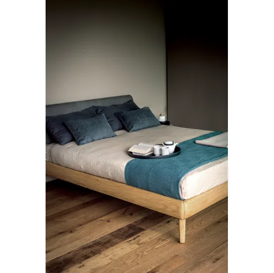 Letto con testiera in pelle imbottita e struttura in legno massello My Bed di Riva1920
