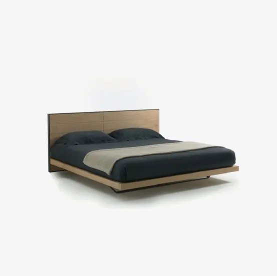 Letto in legno con testiera incorniciata da una struttura in ferro Rialto Bed 1 di Riva1920
