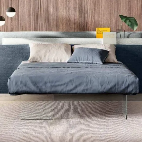 Letto con testiera formata da tre pannelli disallineati in tessuto che possono fungere da comodino Vele di Lago