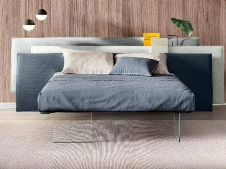Letto con testiera formata da tre pannelli disallineati in tessuto che possono fungere da comodino Vele di Lago