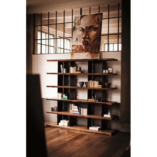 Libreria Brie in legno massello caratterizzata da due colonne costituite da carter in ferro intersecate da mensole con bordi anteriori naturali di Riva1920