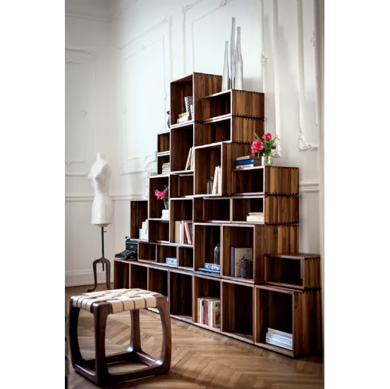Libreria Freedom in legno massello costituita da moduli componibili impilabili ed accostabili tra loro di Riva1920