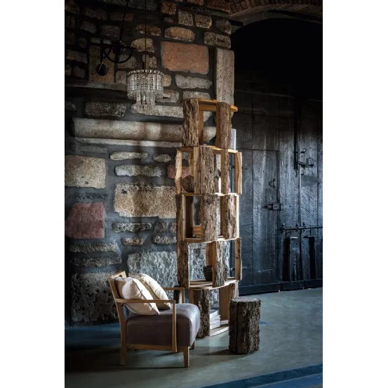 Libreria di design Il Briccolone realizzata in legno di Briccola e ripiani in rovere di Riva1920