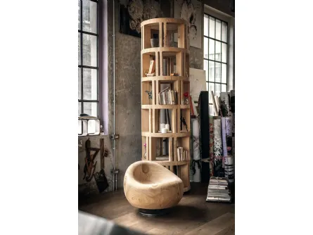 Libreria a colonna Torre Lignea realizzata in legno massello di cedro profumato lavorato da un blocco unico di Riva1920