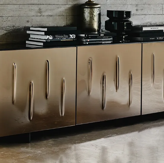 Madia in legno con ante bombate in cristallo specchiato bronzo Carnaby di Cattelan Italia