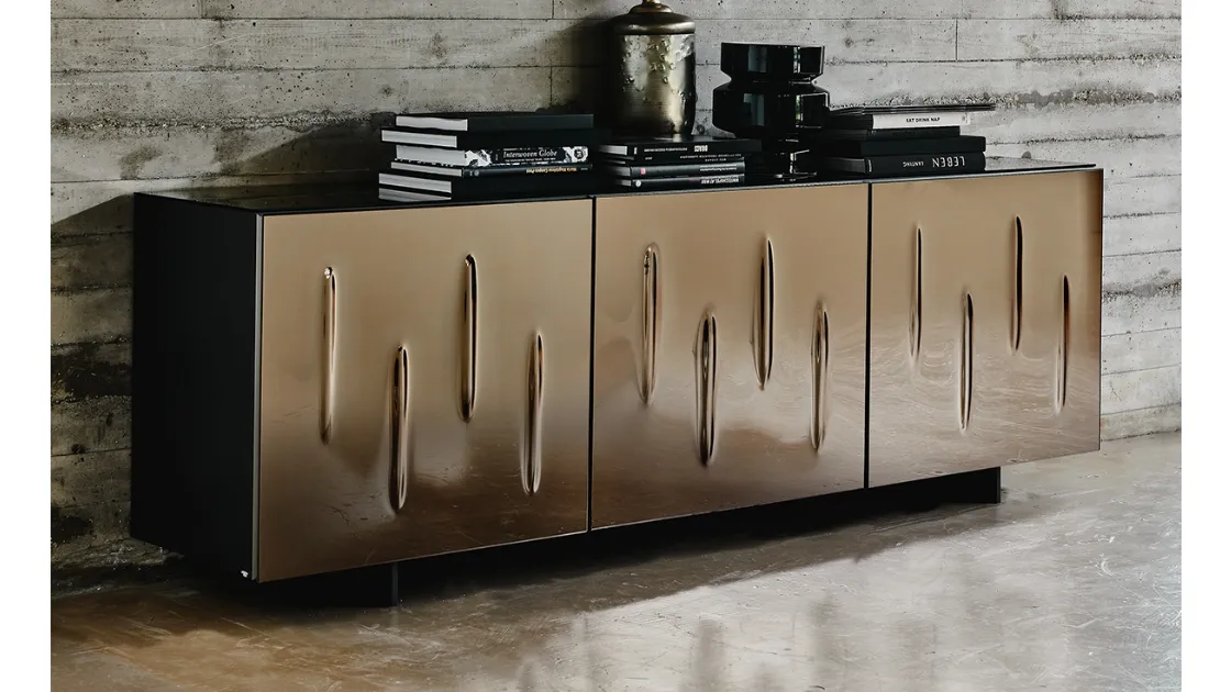Madia in legno con ante bombate in cristallo specchiato bronzo Carnaby di Cattelan Italia
