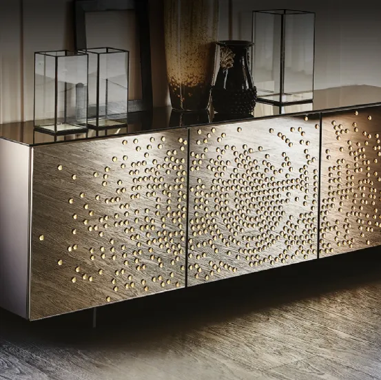 Madia con ante in cristallo specchiato bronzo acidato con decori in rilievo in nero lucido Voyager di Cattelan Italia