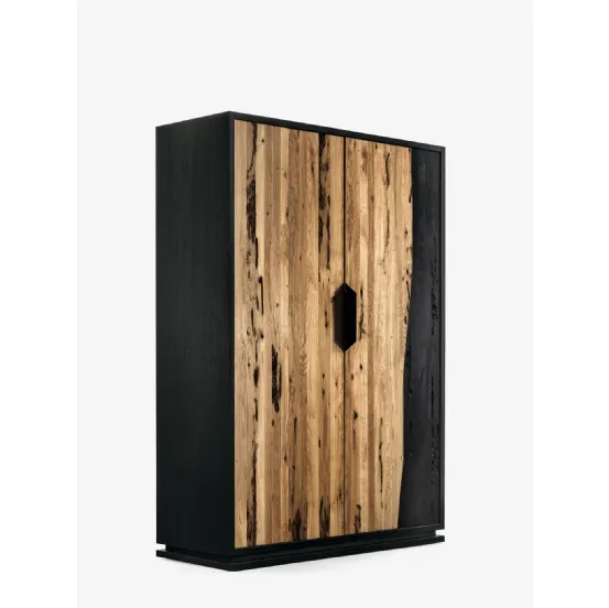 Madia Alta Fire High in legno massello e listellare di Briccola con parti in rovere pigmentato total Black di Riva1920