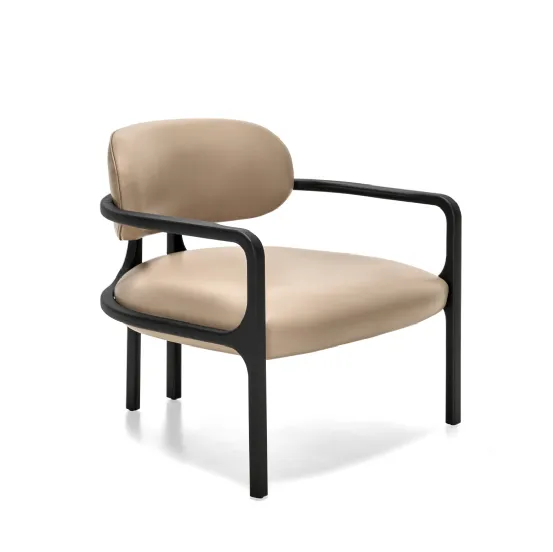 Poltroncina Brasilia in pelle con struttura in frassino nero di Arketipo
