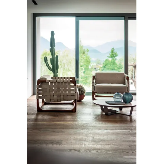 Poltrona Bungalow Armchair in pelle con struttura in legno massello rivestito da cinghie in pelle intrecciate di Riva1920