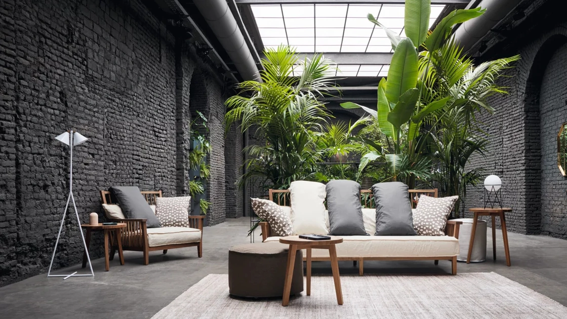 Poltrona Gray in noce di Gervasoni