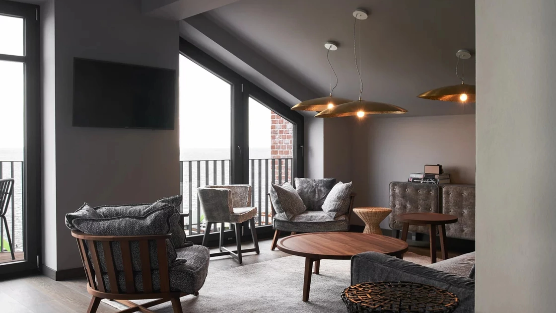 Poltrona Gray in noce di Gervasoni