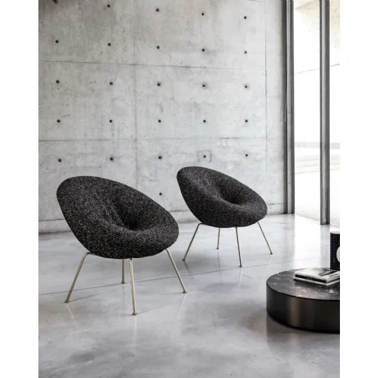 Poltroncina di design in tessuto imbottito con gambe in metallo finitura oro Nest Soft di Desirèe