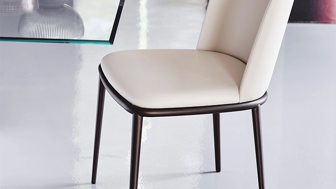 Sedia in pelle senza braccioli con struttura in metallo Magda ML di Cattelan Italia