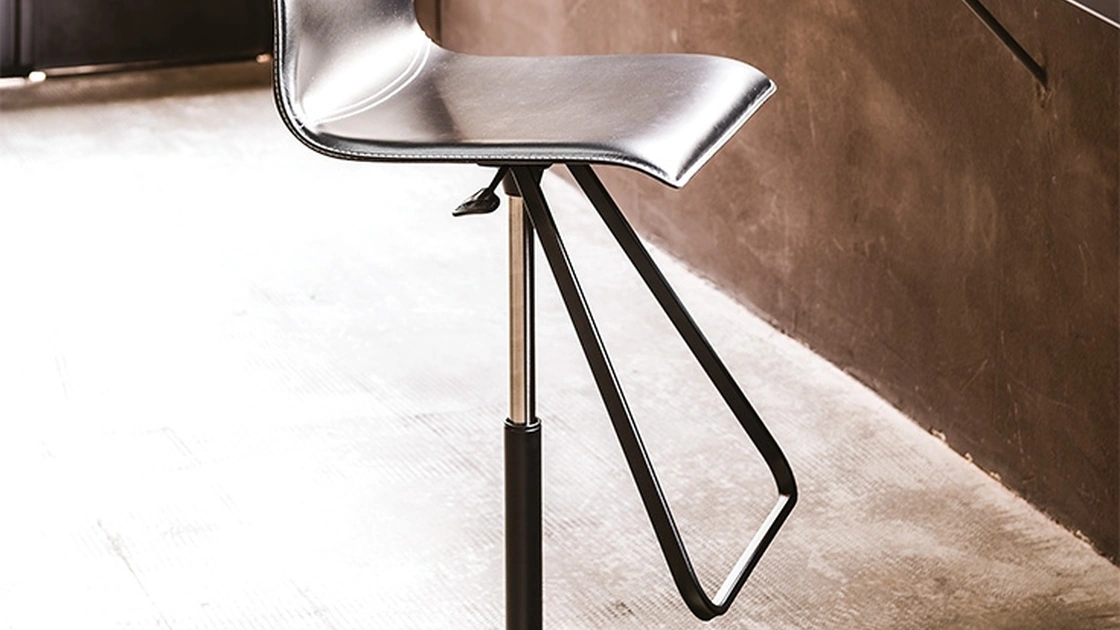 Sgabello in acciaio e cuoio Toto X di Cattelan Italia