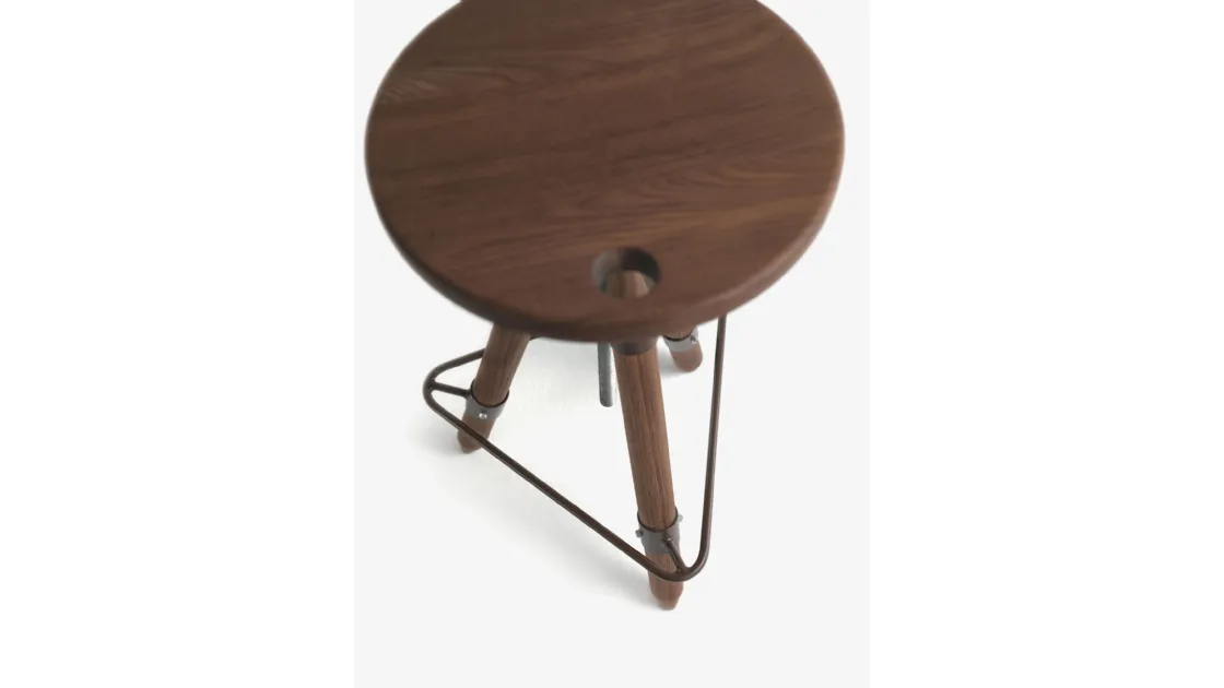 Sgabello Ello interamente realizzato in legno massello con seduta girevole e regolabile in altezza di Riva1920