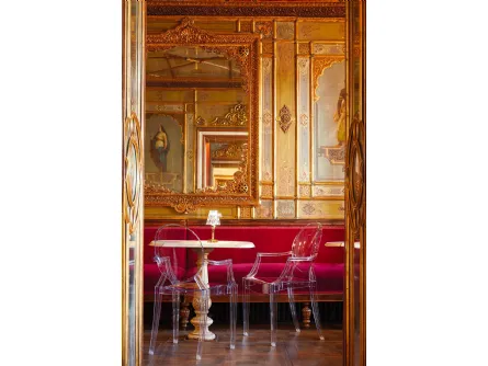 Sedia impilabile Louis Ghost di Kartell