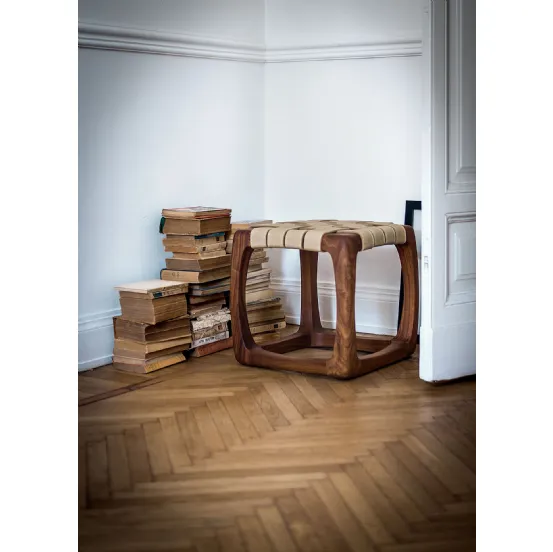 Sgabello Bungalow Stool con seduta formata da un intreccio di stringhe in pelle e struttura in legno massello di Riva1920