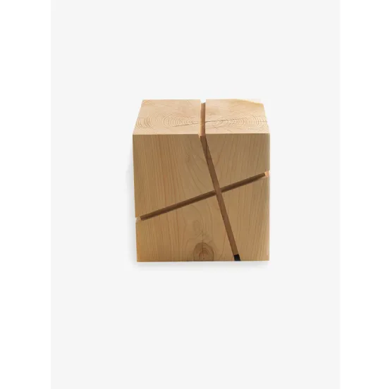Sgabello J+I Crocetta in legno massello di cedro profumato di Riva1920