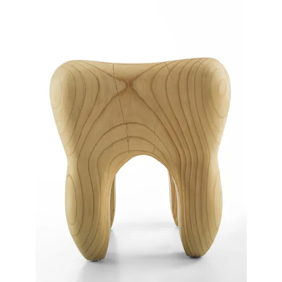 Sgabello Molaire in legno massello di cedro profumato che riproduce la forma di un dente di Riva1920