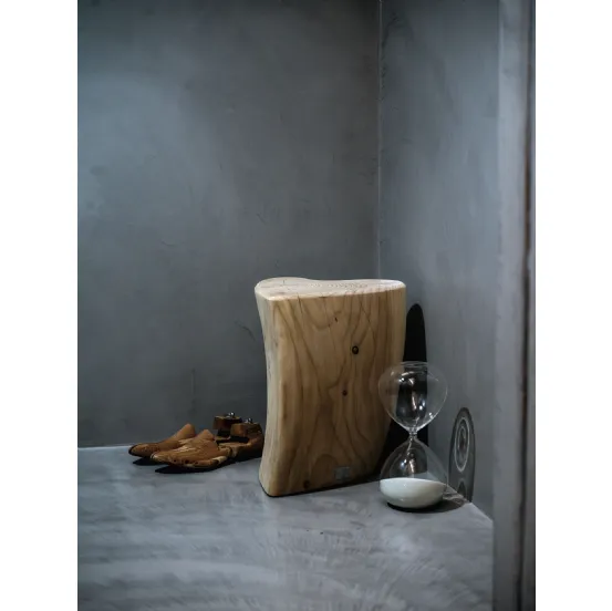 Sgabello One Love in legno massello di cedro profumato di Riva1920
