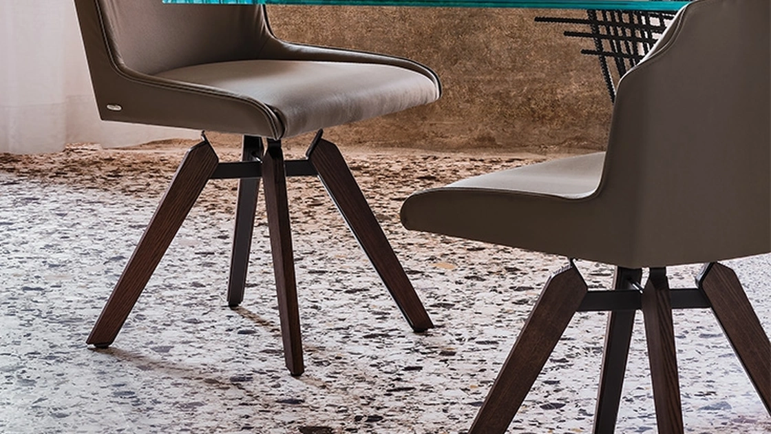 Sedia Tyler in pelle con gambe in legno di Cattelan Italia