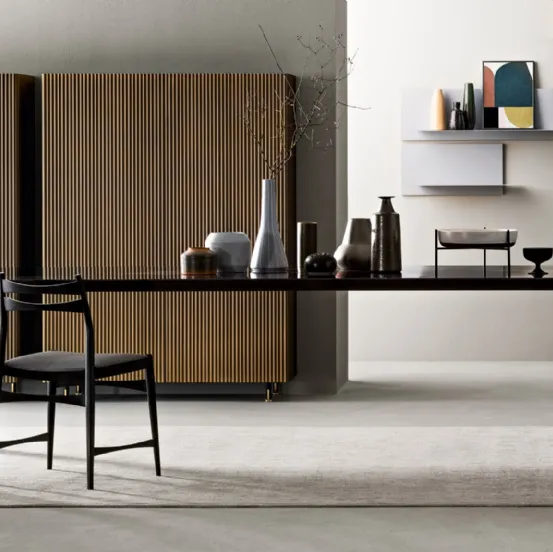 Tavolo Atelier con top in ceramica e base in laccato opaco con anima in metallo di Capo d'Opera