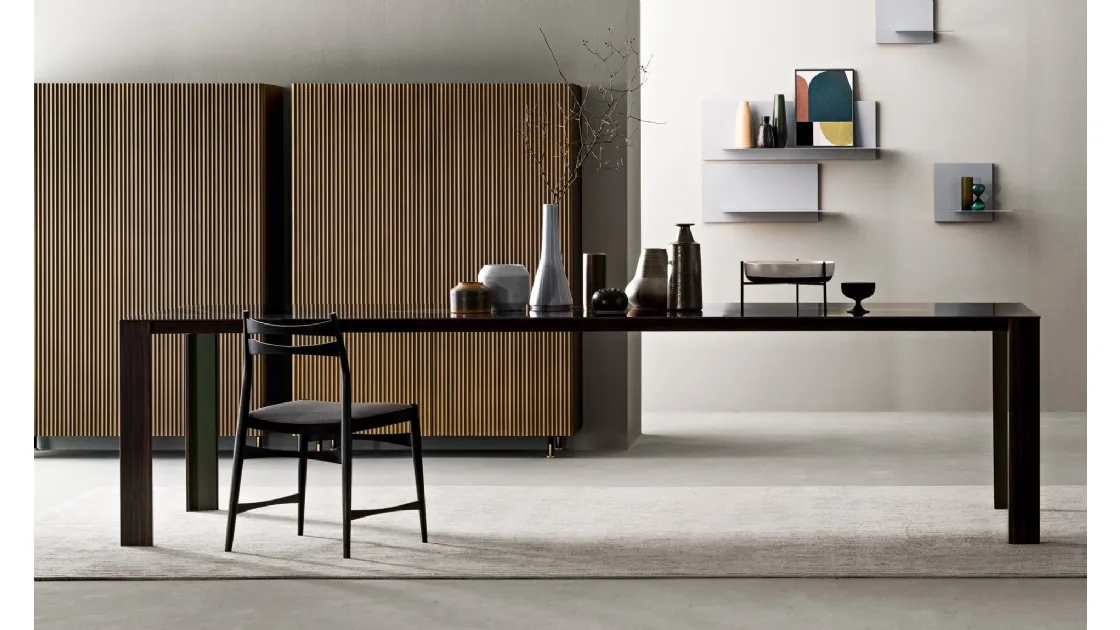 Tavolo Atelier con top in ceramica e base in laccato opaco con anima in metallo di Capo d'Opera