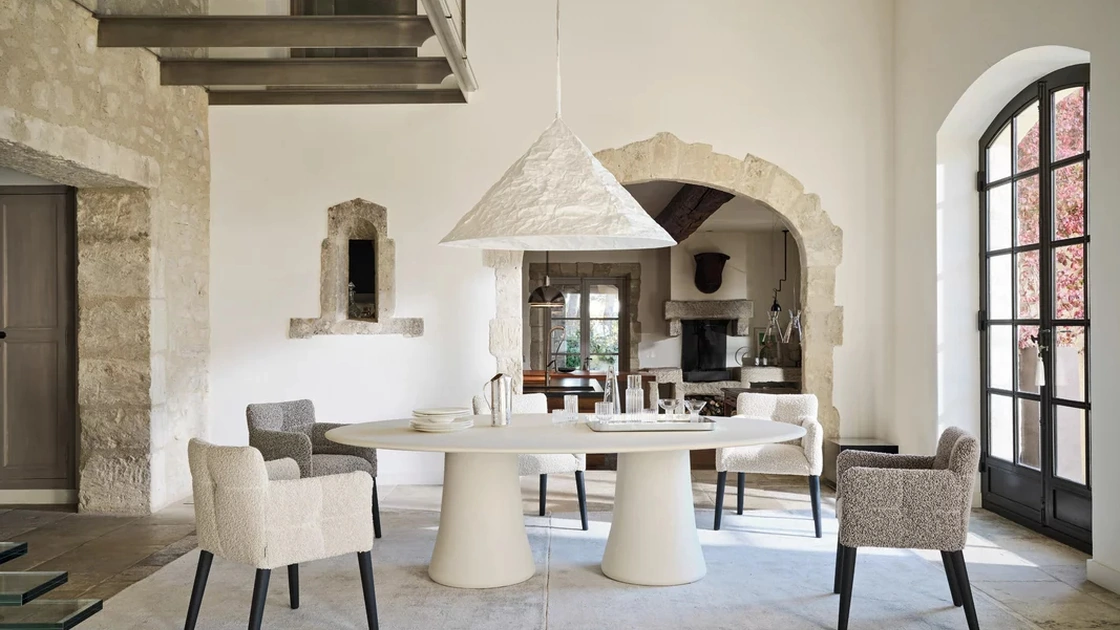 Tavolo Mae 33 in calce argilla spatolata di Gervasoni