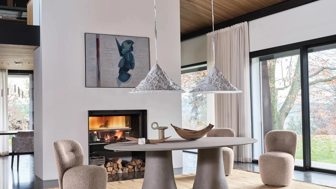 Tavolo Mae 33 in calce argilla spatolata di Gervasoni