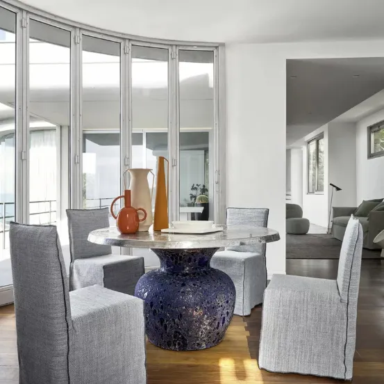Tavolo Moon 34 con top in fusione di alluminio e base in ceramica di Gervasoni