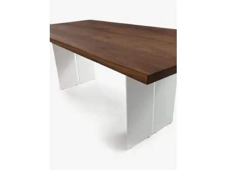 Tavolo Natura Squared in legno massello a liste incollate con bordi squadrati e gambe in ferro di Riva1920